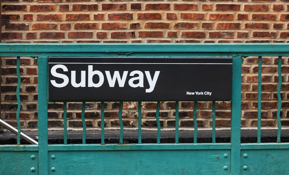 בניו יורק מערכת רכבות תחתיות מהמתקדמות בעולם, הנקראת Subway.
